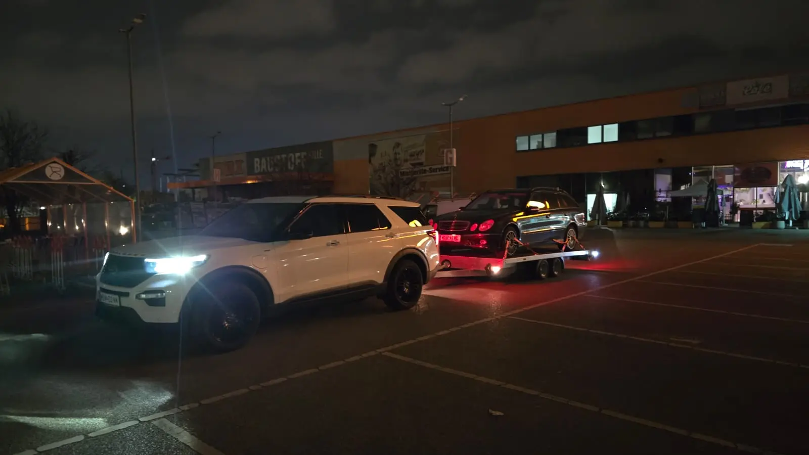 Autotransportanhänger nachts