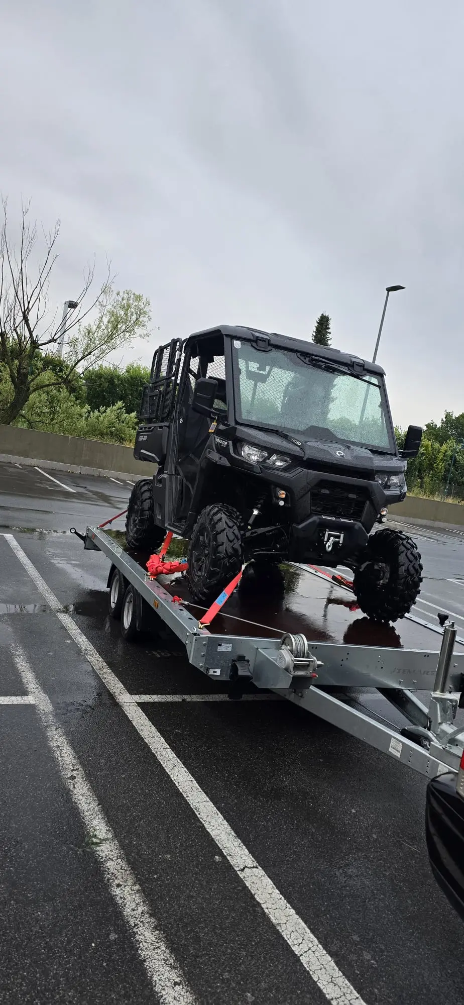 Anhänger auf nassem Parkplatz